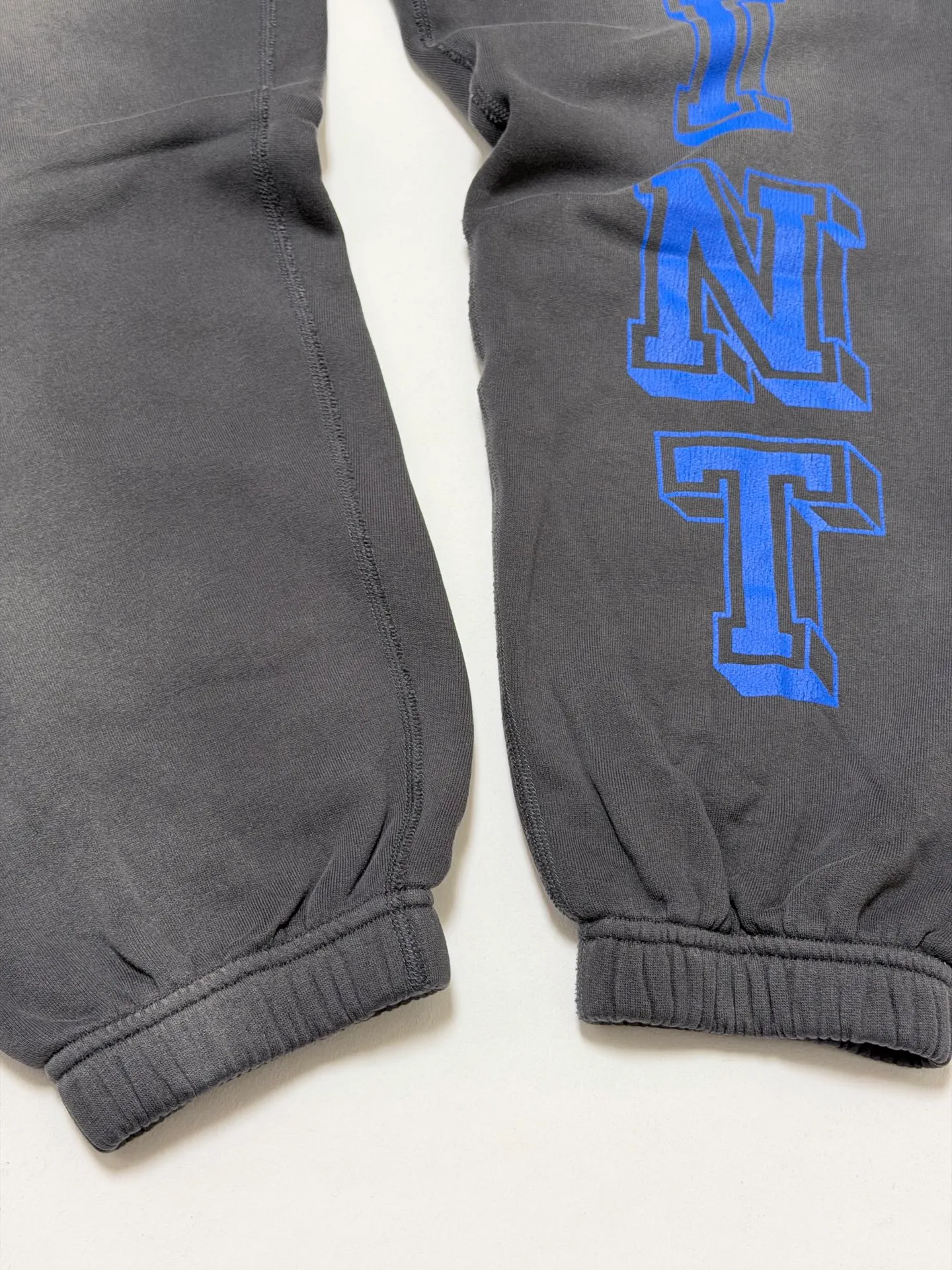 SAINT Mxxxxxx SWEAT PANTS/ANGEL/BLK Blue Angel Reborn Sweatpants Washed black S-XL Assute dyeing Sprayed on the whole piece to fade Wormhole destruction treatment Heavy fermentation washing to create NEW VINTAGE texture Factory four-needle and six-thread workmanship No bone seams More comfortable to wear Genuine grade crack printing/correct accessories
